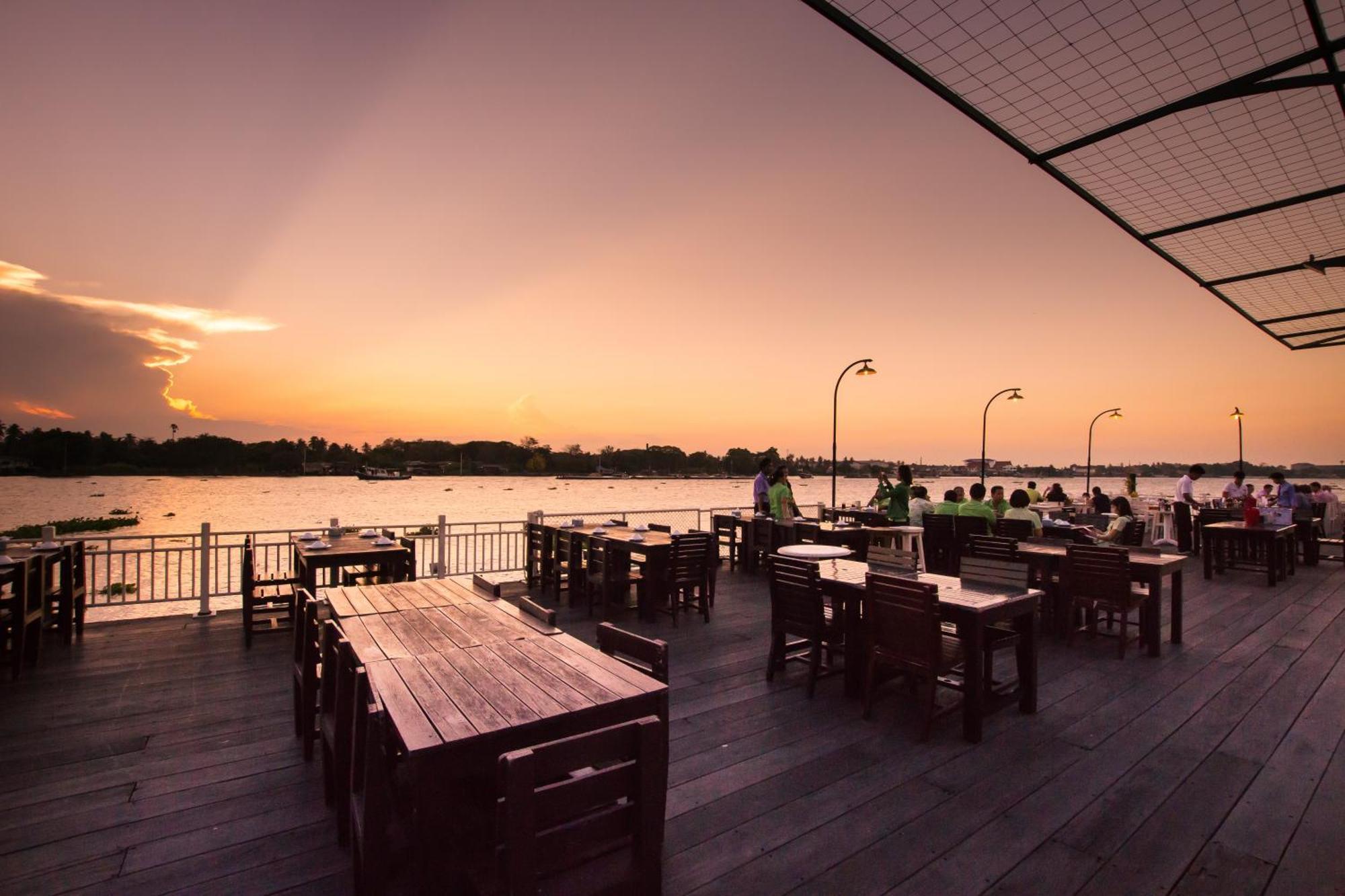 Kalanan Riverside Resort Нонтхабури Экстерьер фото